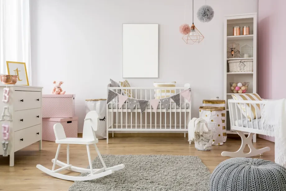 Einzigartiges weißes Kinderzimmer mit Holzdetails