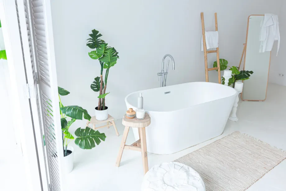 Elegantes weißes Badezimmer mit Grünpflanzen