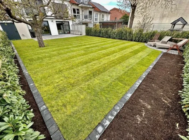 Gepflegte Grünflächen durch regelmäßiges Rasenmähen und Gartenpflege in Hilden und Umgebung