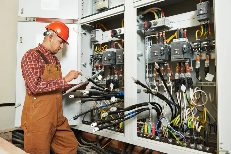 Wie hebt sich Elektromeister Karsten Schumann von anderen Anbietern ab?