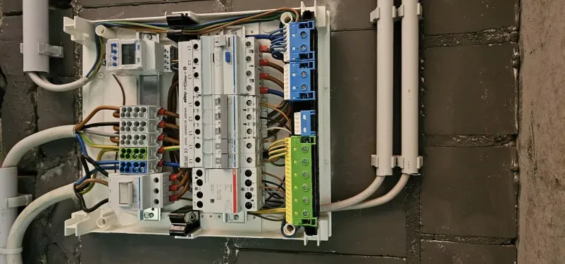 Elektroanlagen, Beleuchtungssysteme und Zählerschränke