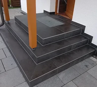 Moderne Fliesenlegerarbeiten für Treppen in Mering und Umland