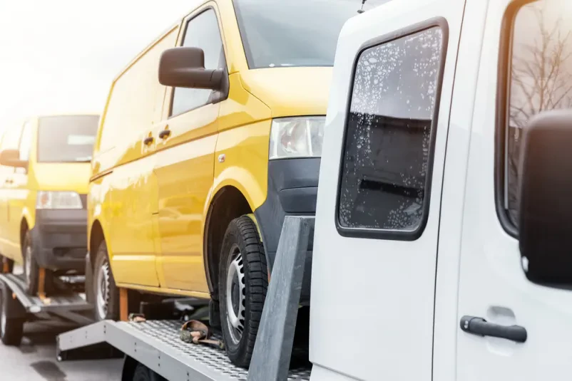 Sichere Fahrzeugüberführung und LKW-Abschleppdienst vom Profi