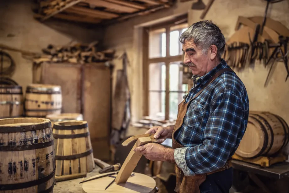 Holzarten und Materialien in der Fassbinderei