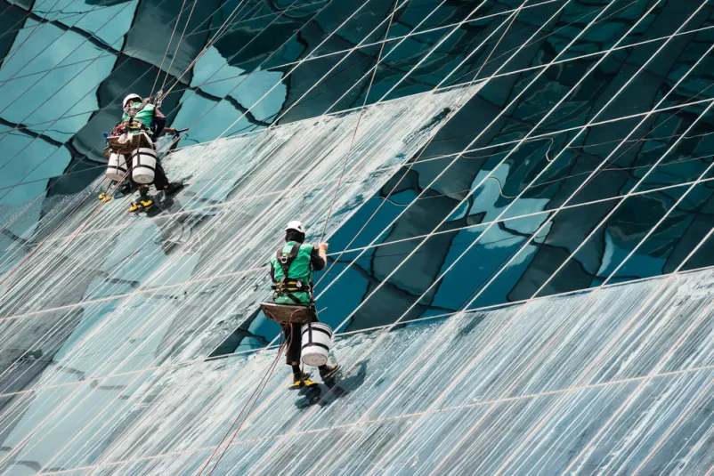 Sichere Glasreinigung durch zertifizierte Industriekletterer in Berlin