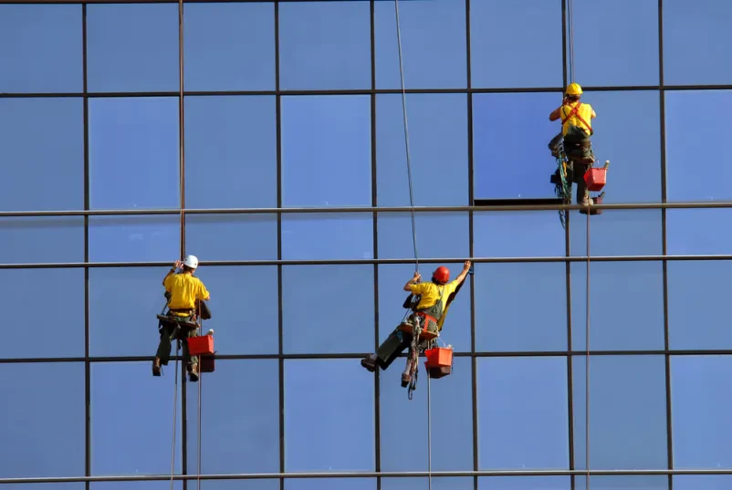 Gewerbliche Fensterreinigung mit Seiltechnik in Berlin