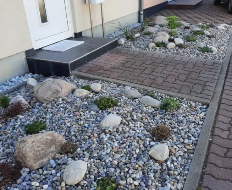 Terrassen, Rasen und Pflanzflächen zu einem neuen Garten verbinden in Gerolsheim und Umgebung