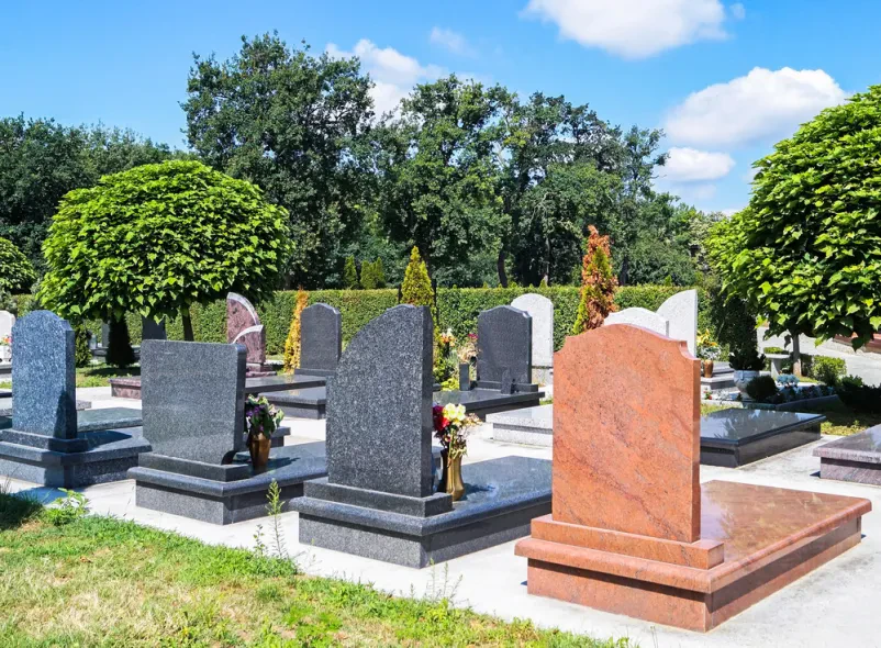 Abbau von Grabsteinen und Einfassungen in Schöneberg