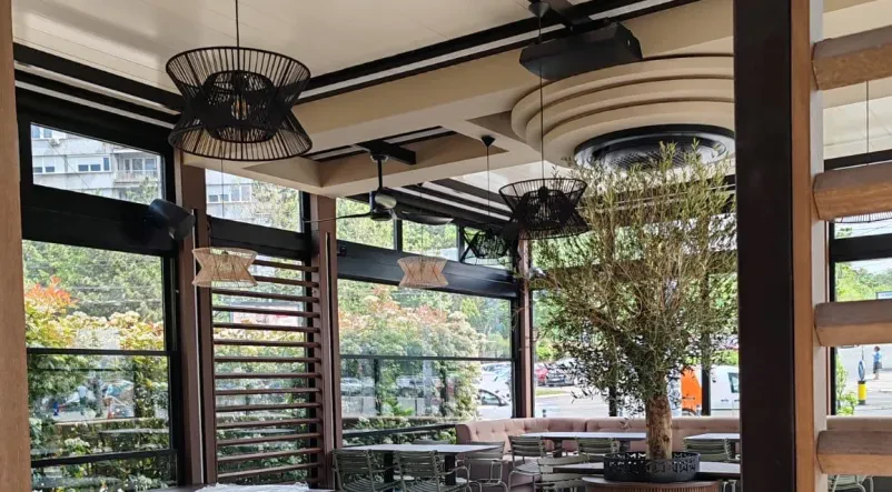 Moderne Lamellenüberdachungen nach Maß für Gastronomie in Homburg