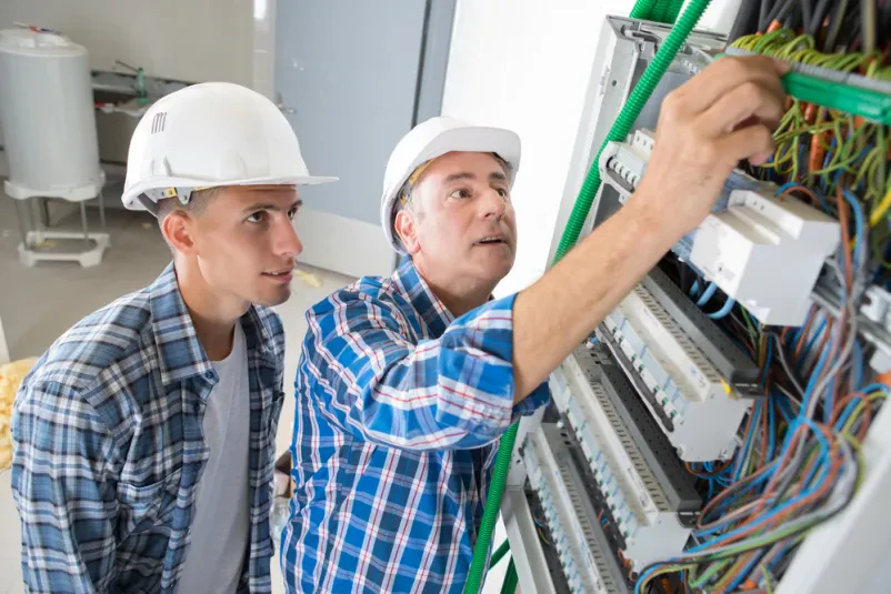 MRC ELEKTRO für Elektroinstallationen und PV-Anlagen wählen