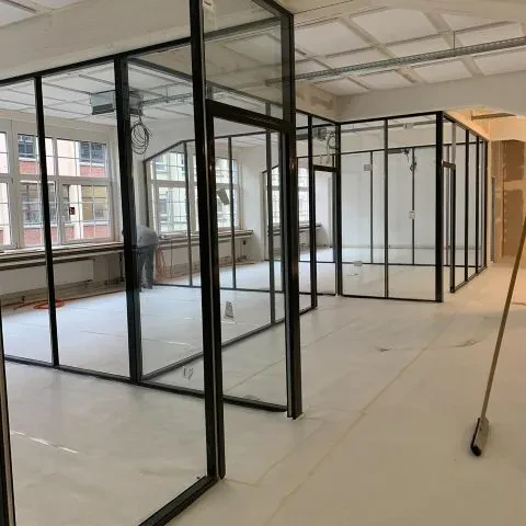 Moderne Glastrennwände fürs Büro in Karlsruhe