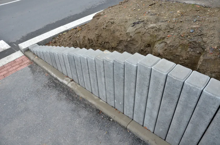 Errichtung höherer Betonzäune