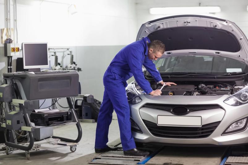 Mechaniker und Kfz-Werkstatt