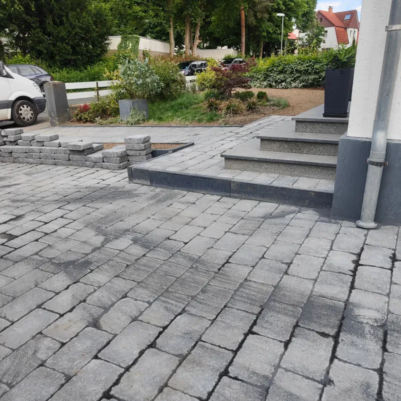 Gute Gartenpflege und Pflasterarbeiten in Lage