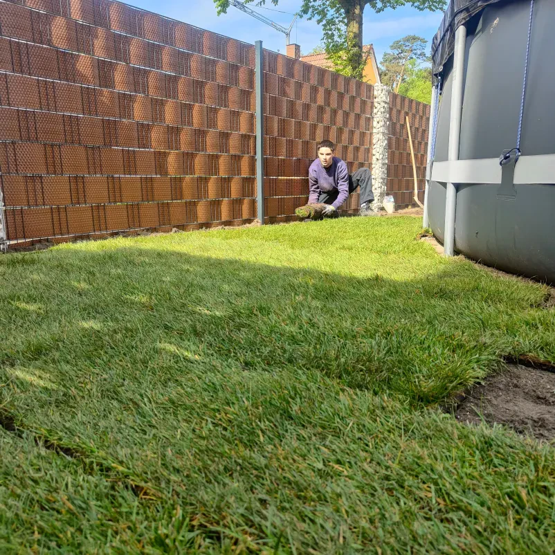 Professionelle Gartenpflege und Pflasterarbeiten in Lage