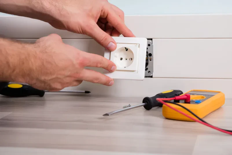 Fachgerechte Installationen von Elektroanschlüssen in Ein modernes Zuhause oder ein funktionierender Gewerbebetrieb beginnt immer mit einem stabilen Fundament aus Technik. Strom ist unsichtbar, aber er beeinflusst jeden Moment unseres Alltags – vom ersten Lichtschalter am Morgen bis zur letzten Steckdose am Abend.  Genau deshalb sorgt Neuverkabelt mit der besten Elektroinstallation in NRW für Sicherheit, Komfort und eine langfristig effiziente Energieversorgung. Als professioneller Elektrofachbetrieb begleiten wir von Neuverkabelt Privatkunden, Hauseigentümer und Unternehmen in ganz Nordrhein-Westfalen bei kleinen und großen Projekten.  Wir  modernisieren Altanlagen,  planen neue Stromkreise und  schaffen technische Lösungen, die zuverlässig funktionieren.  Jedes Projekt beginnt bei uns mit einer sorgfältigen Analyse, damit alle Arbeiten passgenau umgesetzt werden. Unser Anspruch ist klar: Technik soll den Alltag leichter machen und keine Gefahr darstellen. Deshalb prüfen wir jede Leitung, jede Verbindung und jeden Verteilerkasten mit größter Sorgfalt – ein Prinzip, das die beste Elektroinstallation in NRW ausmacht. Moderne Elektrotechnik für Wohn- und Gewerbeobjekte in NRW Elektrische Anlagen verändern sich mit den Jahren. Alte Systeme verlieren an Leistungsfähigkeit, Sicherheitsstandards entwickeln sich weiter und neue Komforttechniken halten Einzug in Häuser und Betriebe.  Damit Technik nicht zur Schwachstelle wird, planen wir Erneuerungen systematisch und mit Blick auf die Zukunft – ein Anspruch, der die beste Elektroinstallation in NRW zu einem wichtigen Bestandteil moderner Gebäude macht. Eine der wichtigsten Leistungen ist die Installation moderner Smart-Home-Systeme, die Beleuchtung, Heizung, Rollläden oder Haushaltsgeräte miteinander vernetzen. Sie machen Gebäude effizienter und helfen, Energie intelligent zu nutzen.  Zusätzlich spielt Photovoltaik heute eine große Rolle. Wir installieren PV-Anlagen, konfigurieren Wechselrichter und sorgen dafür, dass die gesamte Anlage sicher angebunden ist – eine Leistung, die eng mit der besten Elektroinstallation in NRW verbunden ist. Auch die klassische Beleuchtungstechnik gehört zu unseren Schwerpunkten. Von energiesparenden LED-Lösungen über Außenbeleuchtung bis hin zu individuell geplanten Lichtkonzepten schaffen wir Räume, die hell, funktional und angenehm wirken. So bleibt jedes Objekt technisch auf dem neuesten Stand – und die Elektroanlage bleibt langfristig zuverlässig. Viele Kunden schätzen zudem, dass wir nicht nur installieren, sondern auch beraten. Wir erklären technische Möglichkeiten, vergleichen Optionen und zeigen Ihnen Wege, wie Ihre Anlage nicht nur moderner, sondern auch zukunftsfähiger wird. So entsteht ein klarer Überblick, der Entscheidungen erleichtert und langfristige Investitionen sinnvoll macht. Im Ergebnis entsteht eine technische Grundlage, die den heutigen Anforderungen gerecht wird und auch kommende Entwicklungen zuverlässig mitträgt – ein Anspruch, der für uns untrennbar mit der besten Elektroinstallation in NRW verbunden ist. Professioneller Anbieter für Elektrotechnik und Sicherheit in NRW Die beste Elektroinstallation in NRW umfasst weit mehr als das Verlegen neuer Leitungen. Neben der Grundinstallation bieten wir verschiedene Leistungen an, die Sicherheit, Komfort und Effizienz im Gebäudealltag erhöhen.  Dazu gehört der E-Check, bei dem wir Steckdosen, Leitungen, Sicherungen und Geräte systematisch prüfen. Diese Kontrolle ist besonders für Vermieter, Hausverwaltungen und Unternehmen wichtig, da sie Risiken minimiert und den Zustand der gesamten Anlage zuverlässig dokumentiert. Ein weiterer zentraler Bereich ist die Installation von Wallboxen. Da immer mehr Haushalte auf Elektrofahrzeuge umsteigen, braucht es sichere Ladepunkte, die auf die individuelle Haustechnik abgestimmt sind.  Wir prüfen die vorhandene Leistung, richten separate Stromkreise ein und kümmern uns um die fachgerechte Montage – ein Service, der die Erwartungen an die beste Elektroinstallation in NRW erfüllt. Auch Wärmepumpen gewinnen zunehmend an Bedeutung. Wir übernehmen die elektrische Anbindung, richten Steuerungen ein und sorgen dafür, dass das System stabil läuft. Kombiniert mit modernen Mess- und Prüftechniken entsteht eine Gebäudeausstattung, die sowohl wirtschaftlich als auch sicher ist. Günstiger und professioneller Elektriker in NRW Für viele Projekte reicht eine einmalige Installation nicht aus. Deshalb begleiten wir Kunden auf Wunsch langfristig mit  regelmäßiger Wartung,  Inspektionen und  Modernisierungen.  Wir betreuen Einfamilienhäuser ebenso wie große Gewerbeflächen, Altbauten, Neubauten und technische Anlagen in Industrie und Handel. Bei allen Arbeiten achten wir auf saubere Ausführung, verständliche Beratung und transparente Abläufe – Eigenschaften, die Kunden besonders schätzen, wenn es um die beste Elektroinstallation in NRW geht. Für ein persönliches Beratungsgespräch oder mehr Informationen sind wir telefonisch und per E-Mail für Sie erreichbar. Alternativ können Sie auch eine kostenlose Anfrage direkt über das Portal TopAngebot stellen. Zum Abschluss möchten wir betonen, dass Sie bei Neuverkabelt ein Team an Ihrer Seite haben, das Technik versteht und verlässlich umsetzt. Wenn Sie die beste Elektroinstallation in NRW suchen, unterstützen wir Sie gern bei Neubau, Modernisierung oder technischen Erweiterungen aller Art.