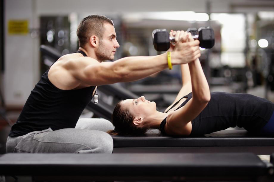 Fitnessstudio mit Personal Trainer für mehr Motivation und Erfolg