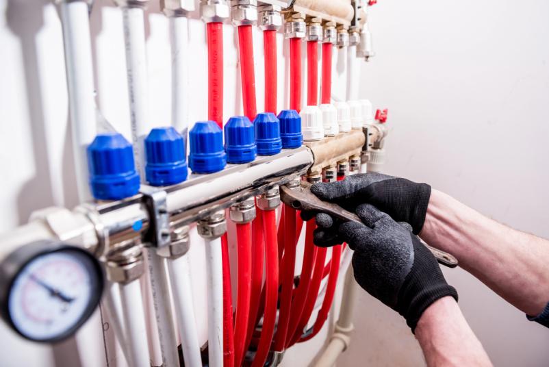 Moderne Heiztechnik inlusive Wasseranschlüsse im Bad für Kunden in Unterschleißheim