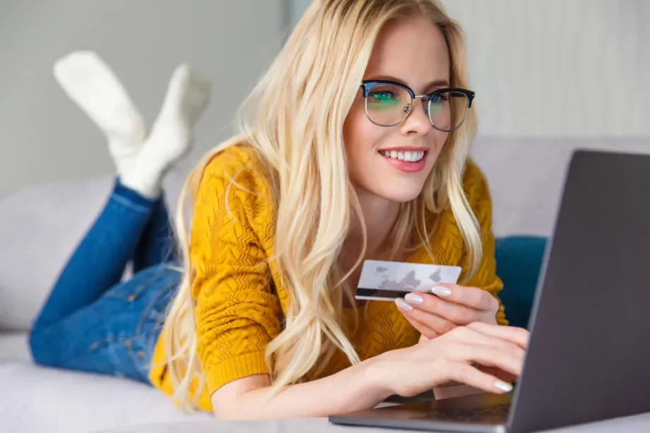 Moment der Verlockung beim sicheren Online-Shopping