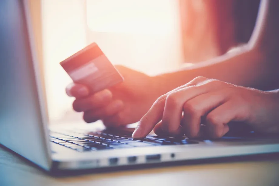 Sicheres Online-Shopping durch Blick auf Bewertungen