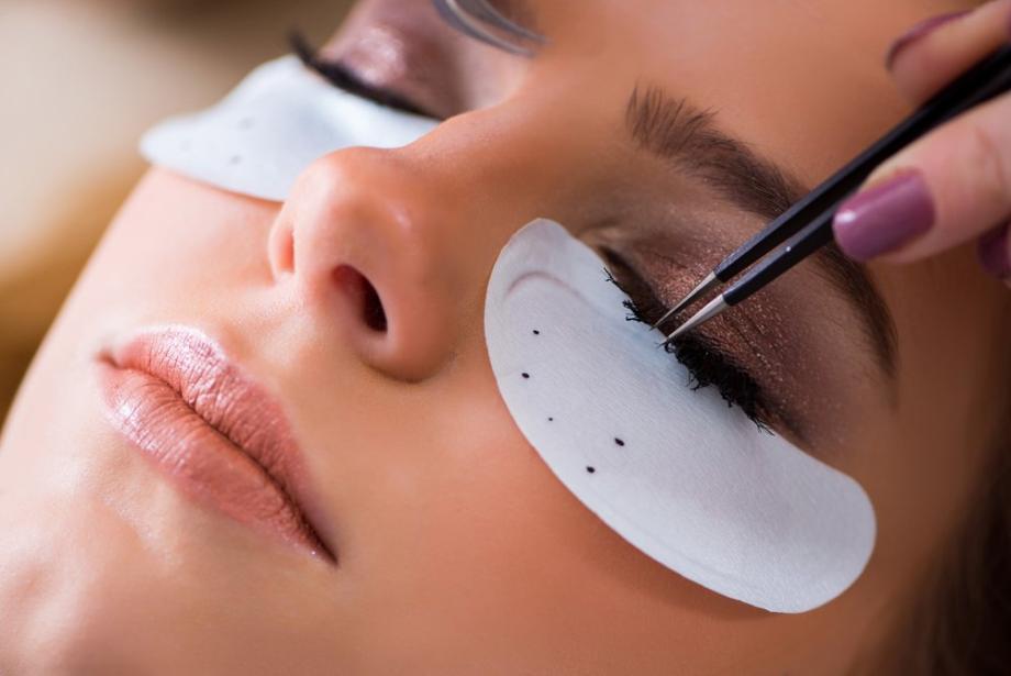 Augenlid-Pigmentierung und konturierte Lidgestaltung für zeitlosen Komfort und ein gepflegtes Erscheinungsbild