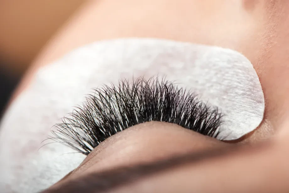 Beratungsgespräch bei professionellen Wimpernverlängerungen