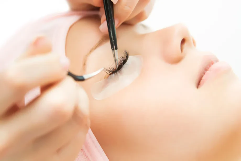 Professionelle Wimpernverlängerung erleichtert den Alltag