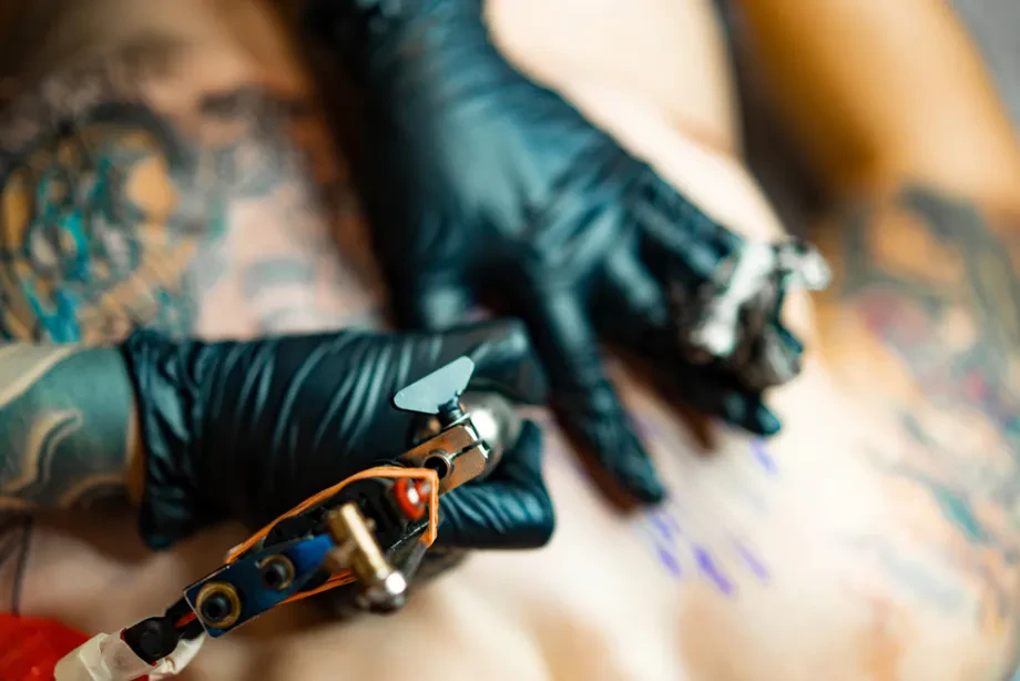 Kreative Prozesse, die im Tattoo Salon unter die Haut gehen