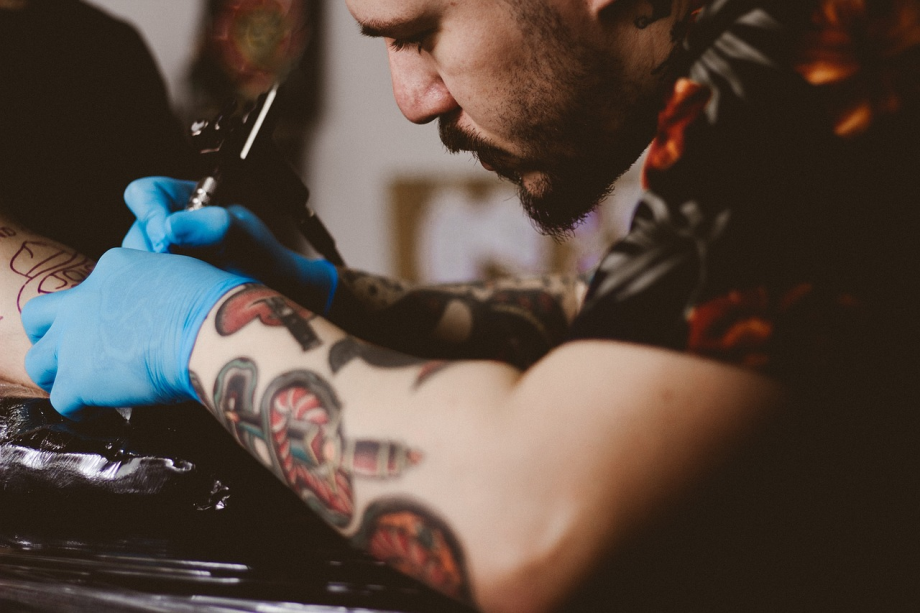tattoo-salon-als-raum-fuer-kunst-und-identitaet-1