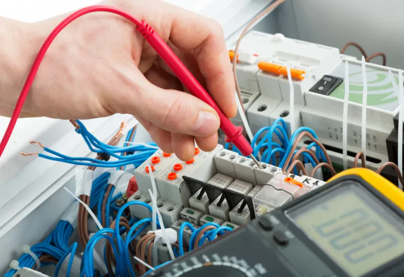 Montage von Elektroschaltern für Bürogebäude in Frankfurt