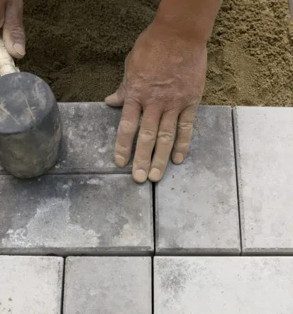 Hochwertige Bauleistungen, Beton, Pflaster, Wanddurchbrüche