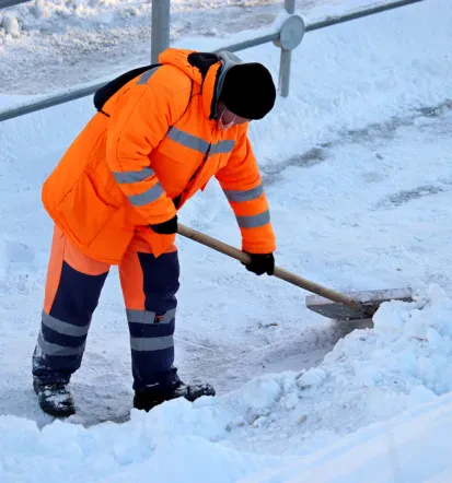 Sichere Gehwege und geräumte Straßen mit dem professionellen Winterdienst in Baden-Württemberg