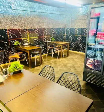 Gemütlicher Gastraum mit Sitzplätzen in Döneria in Amberg - Pizza Lien