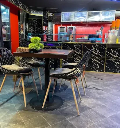 Moderner Sitzbereich in Döneria Amberg - Pizza Lien