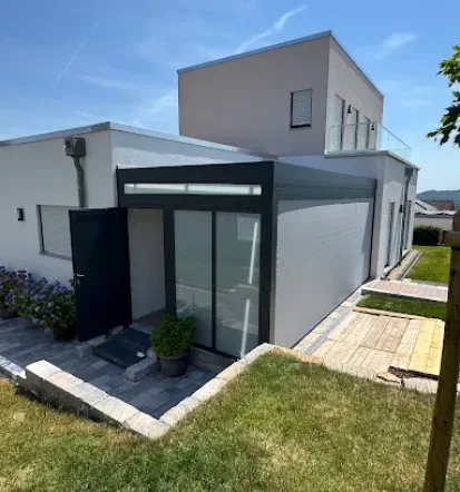 Moderne beleuchtete Aluminium-Überdachung in Kelsterbach
