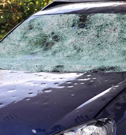 Hagelschäden auf Motorhaube eines Fahrzeugs in Franken