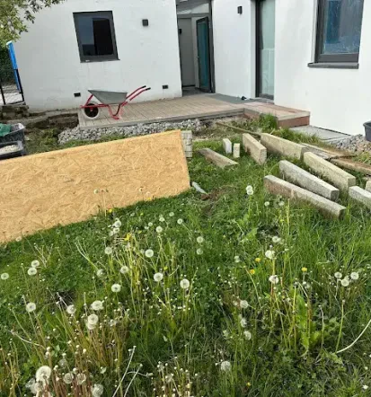 Vorbereitete Gartenfläche für Neugestaltung in Germering