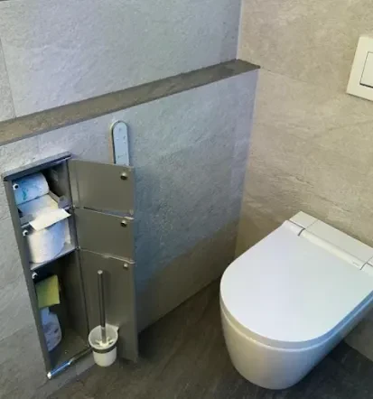 Präzise Fliesenverlegung im Badezimmer bei Mering