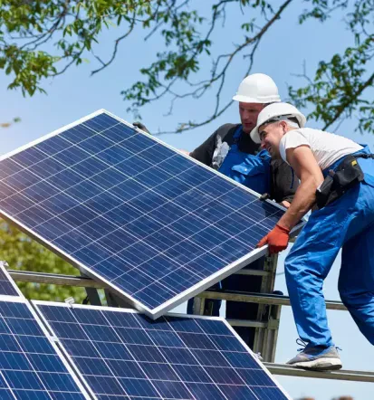 Installation moderner Photovoltaikmodule im Raum Lage