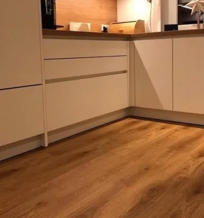 Hochwertiger Holzboden in moderner Küche in Esslingen