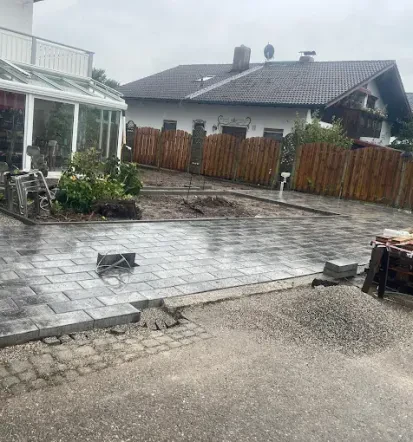 Neue Pflasterfläche im Garten in Germering