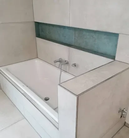 Großformatige Fliesen rund um Badewanne in Mering