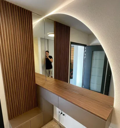 Individuelle Garderobe mit Holzdetails in Heldenstein