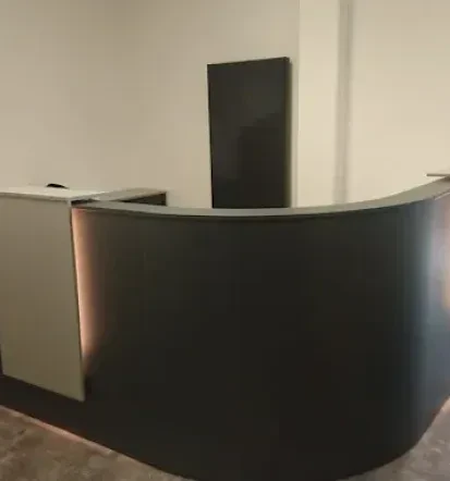 Moderne Empfangstheke nach Möbelmontage in Nürnberg