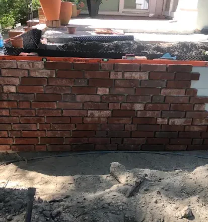 Fachgerechte Errichtung einer Gartenstützmauer aus Ziegelsteinen