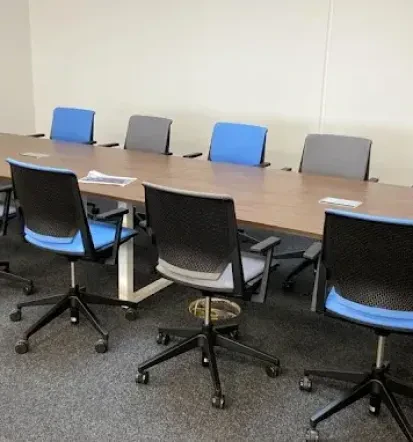 Fertig eingerichteter Konferenzraum mit Büromöbeln in Nürnberg
