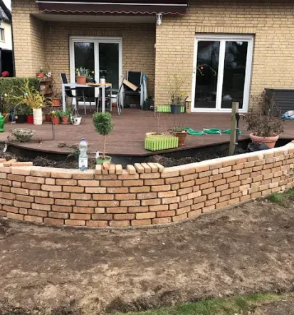 Garten- und Landschaftsbau mit gemauerter Terrasseneinfassung