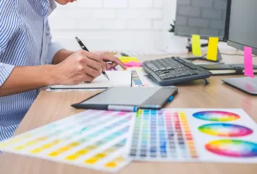 Was kostet ein Grafikdesigner pro Stunde?