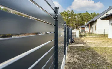Grenzen, die verbinden, moderne Zaunmontage für Haus und Garten.