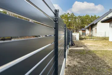 Grenzen, die verbinden, moderne Zaunmontage für Haus und Garten.